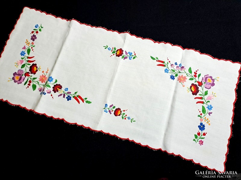 Tablecloth embroidered with a Kalocsa pattern, runner 80 x 35 cm