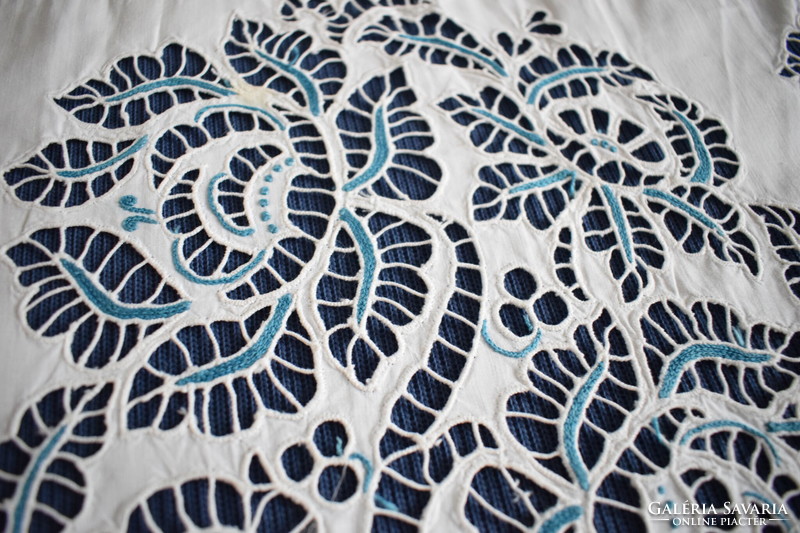 Madeira csipke kézimunka kék fehér lyuk hímzés antik drapéria dekoráció néprajz 96 x 42 cm SÉRÜLT