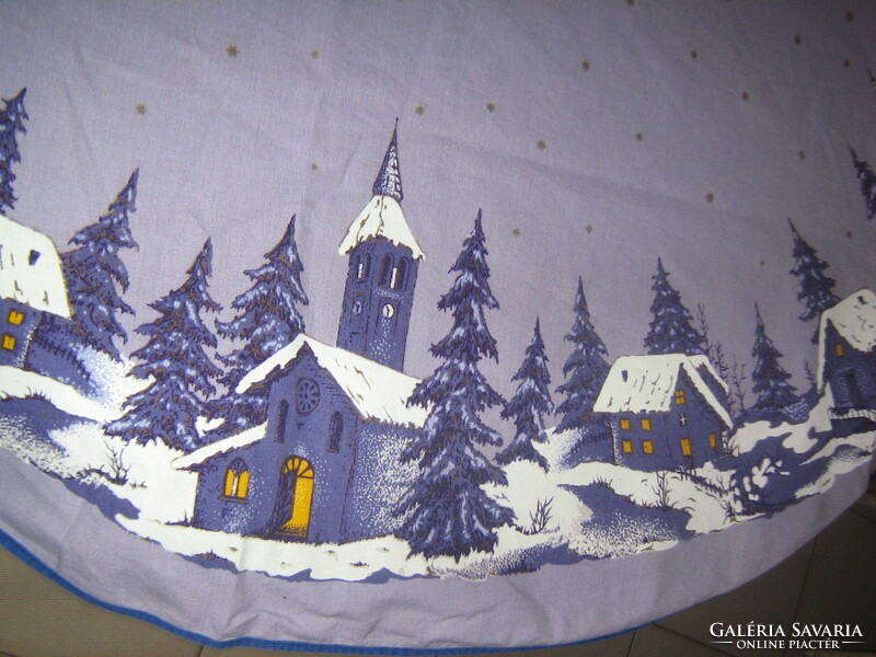 Gyönyörű téli hatalmas ovális terítő mesebeli havas házakkal templommal fenyőfákkal