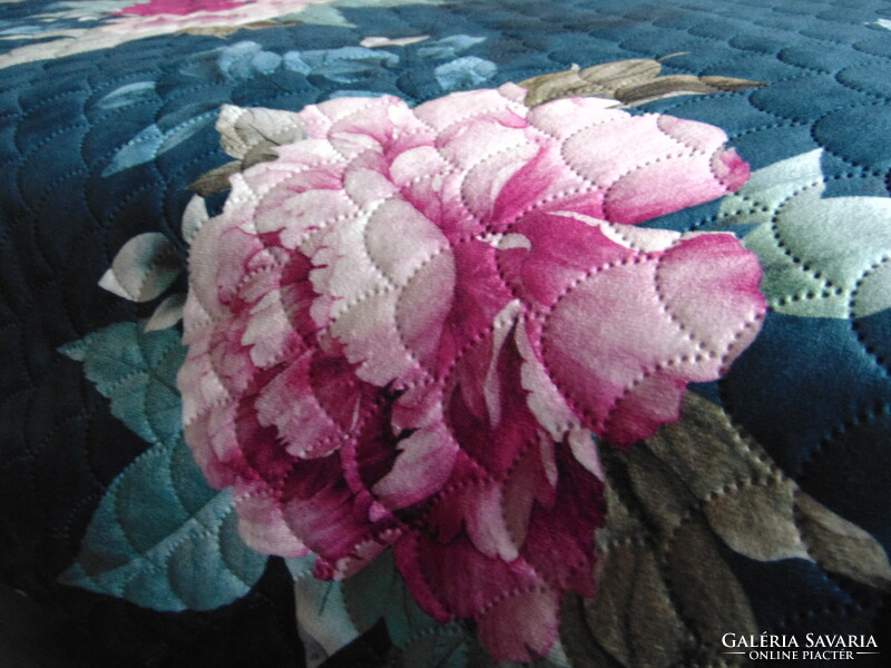 Álomszép pünkösdi rózsa, hortenzia mintás steppelt ágynemű / ágytakaró garnitúra