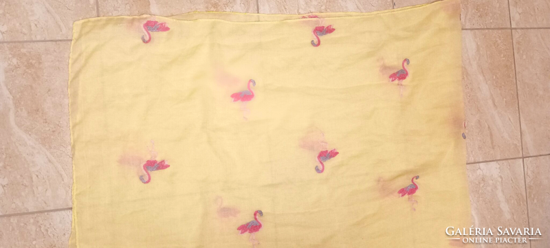 Sárga alapon rózsaszín flamingó mintás pamut viszkóz kendő