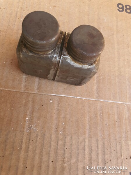 2 oil cans for weapons