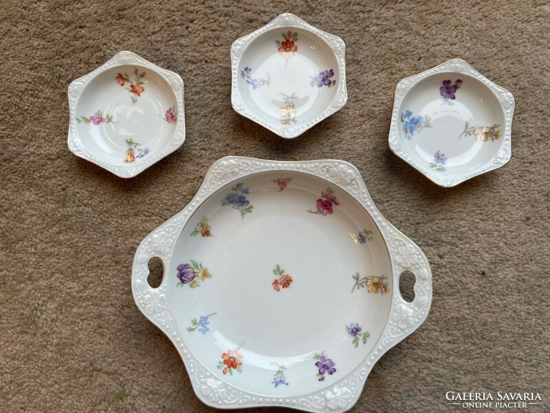 Set of 4 porcelain cakes with a decorative flower pattern