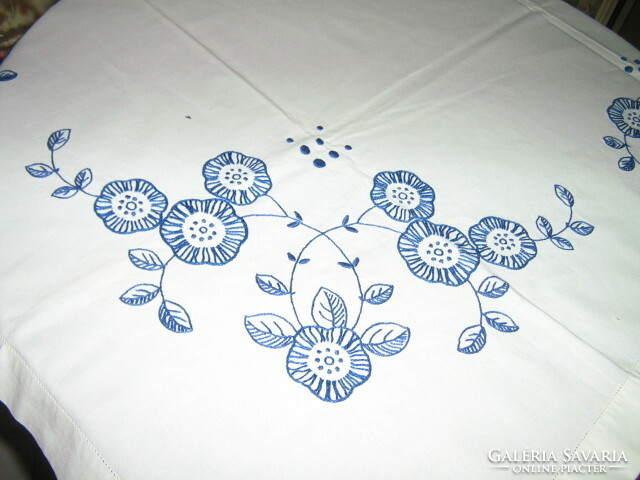 Gyönyörű kézzel hímzett kék virágos fehér terítő