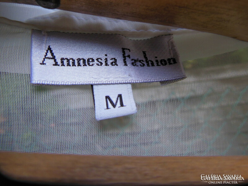 Blouse - amnesia fashion - size m - one button is half broken! As seen on the label - brand new