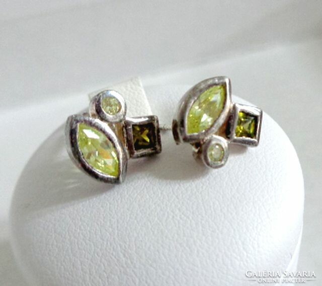 Silver earrings with peridot stones