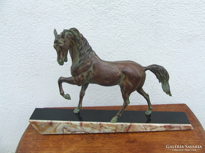 Ló szobor fém