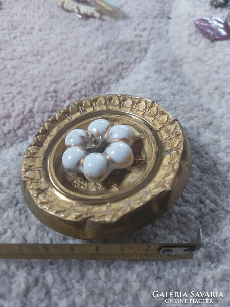 Large brooch, copper, rotating flower shape in the middle, I don't know its function!