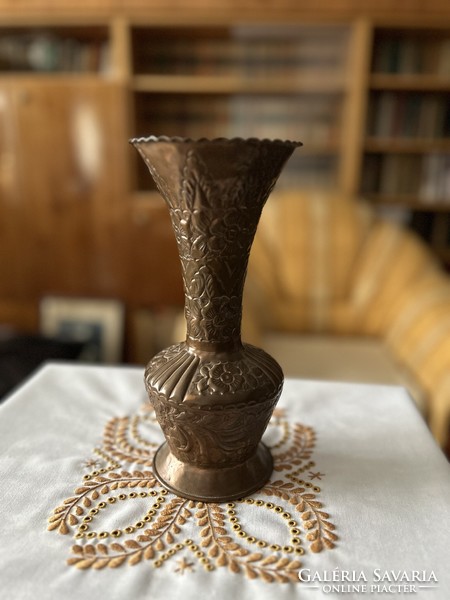 Dekoratív fém váza