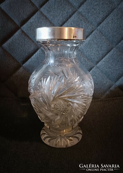 1 Ft-ról, minimálár nélkül! Ezüst peremes, gyönyörűen csiszolt kristály váza! Magassága 19cm!