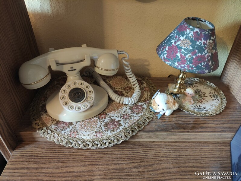 Működő csontszínű vintage tárcsás telefon