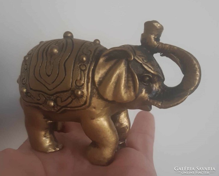 Arany elefánt szobor feltartott ormányú