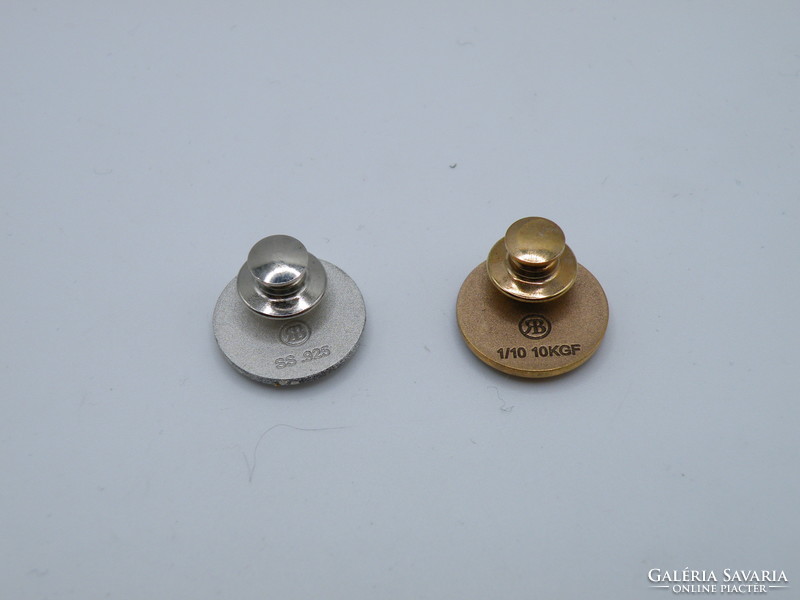 UK0160 ezüst és 1/10 aranyozott kitűzők