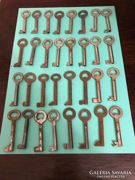 30 old cabinet keys. Length: 6 cm and holes inside. In good condition.