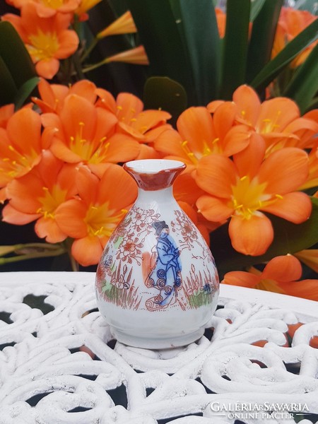Oriental geisha small vase