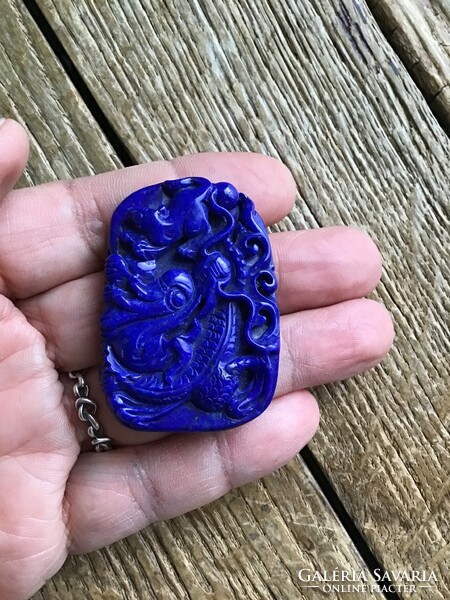Keleti sárkány motívumos lápisz lazuli ásvány medál