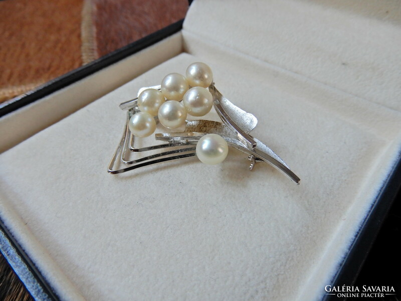 Silver design brooch with real pearls