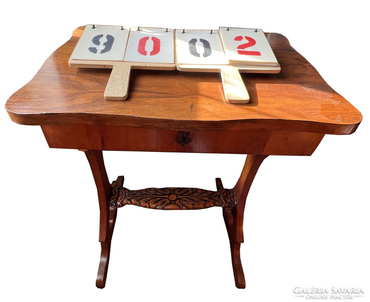 Antik Bieder varróasztal, 84 x 42 x 54 cm-es nagyságú. 9002