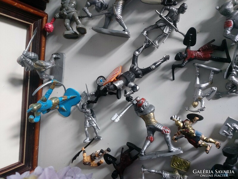Rengeteg műanyag harcos, ló, pegazus, troll, kalóz, fantázia játék figura egyben