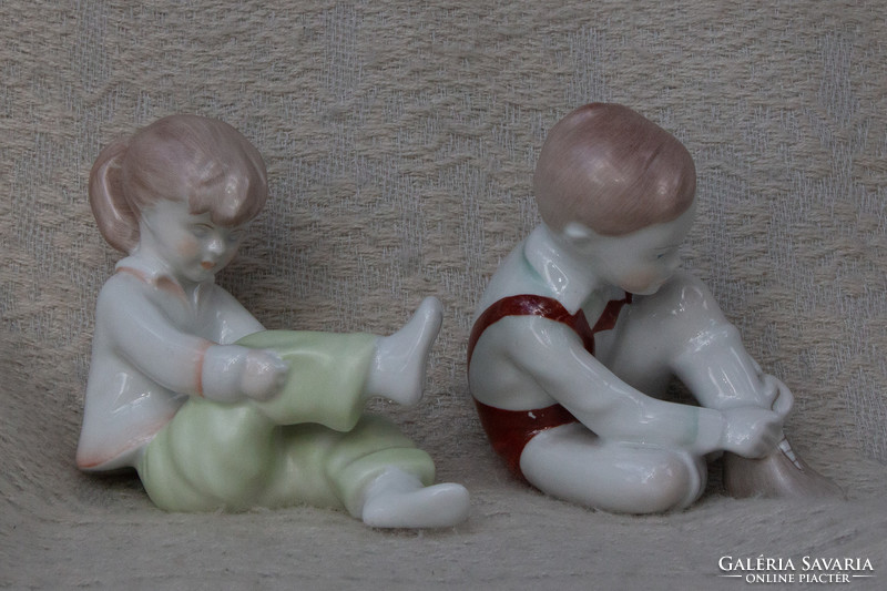 Öltözködő gyerekek porcelánfigurák