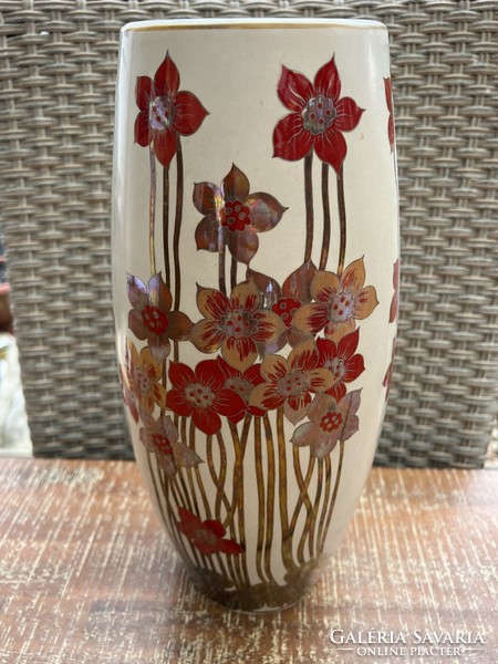 Szecessziós stílusú Zsolnay váza.