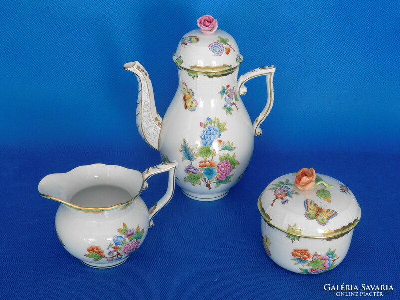 Giant jug with Victoria pattern from Herend. Sugary and creamy
