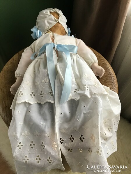 Porcelán fejű és porcelán végtagú kézzel festett művész baba madeira mintás ruhában