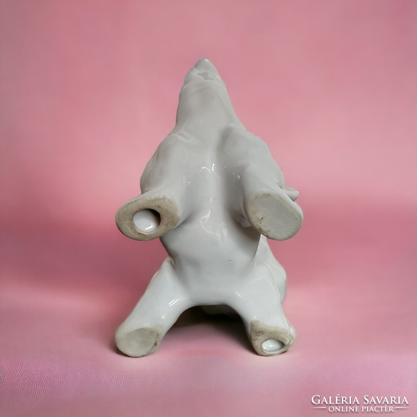 Retro, vingage porcelain dog statue