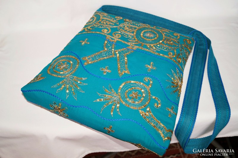 Türkiz, arany, virágos indiai száriból készült, kézzel hímzett, közepes, flitteres női válltáska