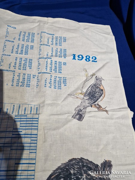 1982es falvédőnaptár  konyharuha nyuszis vaddisznós madaras
