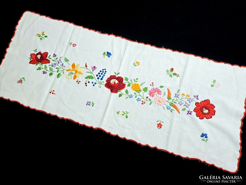 Tablecloth embroidered with a Kalocsa pattern, runner 83 x 34 cm