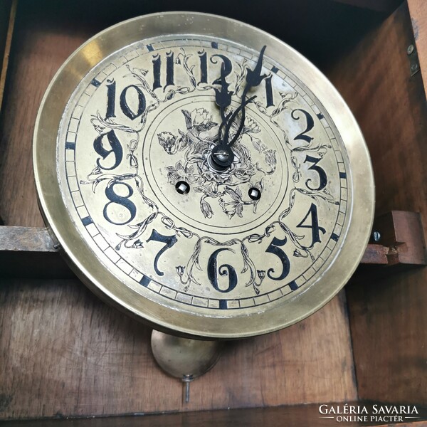 For sale is an antique wall clock, in good condition, with German mann&shone clock mechanism, from the end of the 19th century.