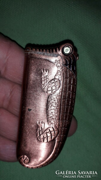 Retro green stone-inlaid (eyes) copper-clad crocodile figure storm lighter according to the pictures