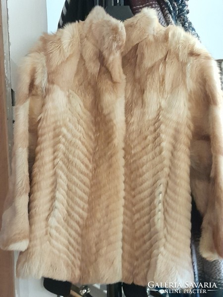 Very nice and elegant women's fur coat, size m.