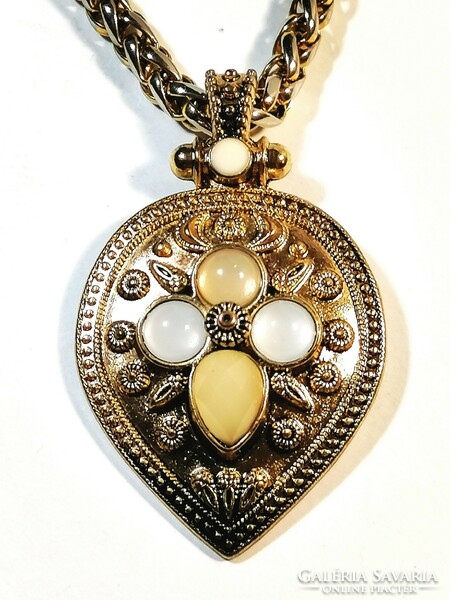 Gold colored pendant (1188)