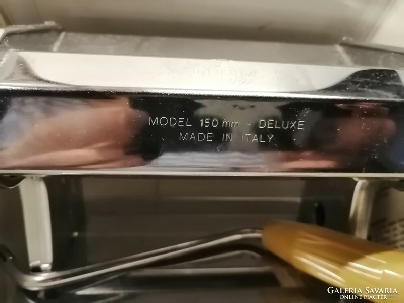 Italian marcato atlas 150 pasta rolling machine in a box
