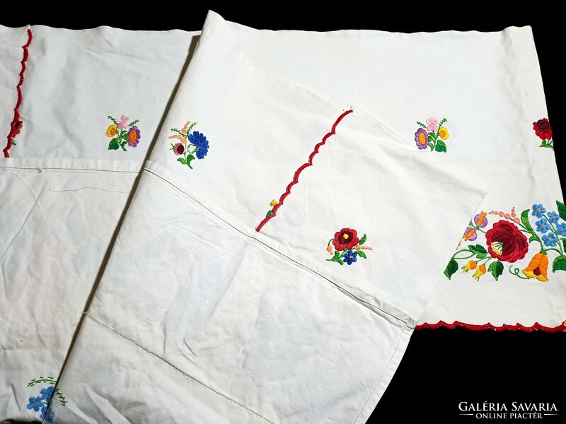 3-part curtain embroidered with a Kalocsa pattern, drapery on white linen material, large size