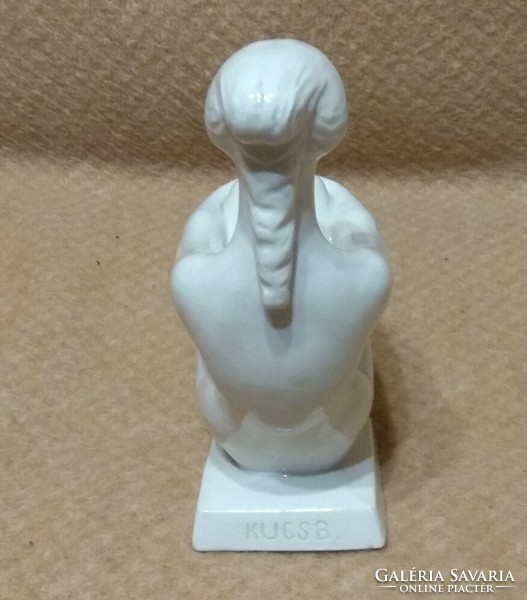Kucs Béla , ülő nő kerámia szobor (15 x 8 X 18 cm)
