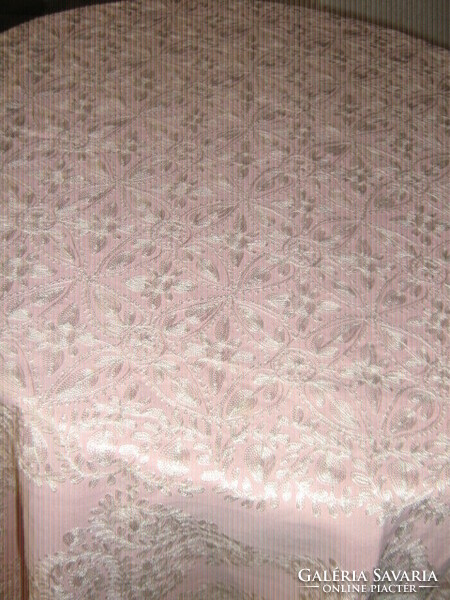 Gyönyörű anyagában fehérrel dúsan hímzett rózsaszín elegáns terítő