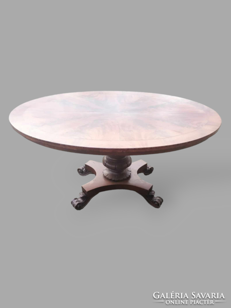 Neo-baroque oval coffee table