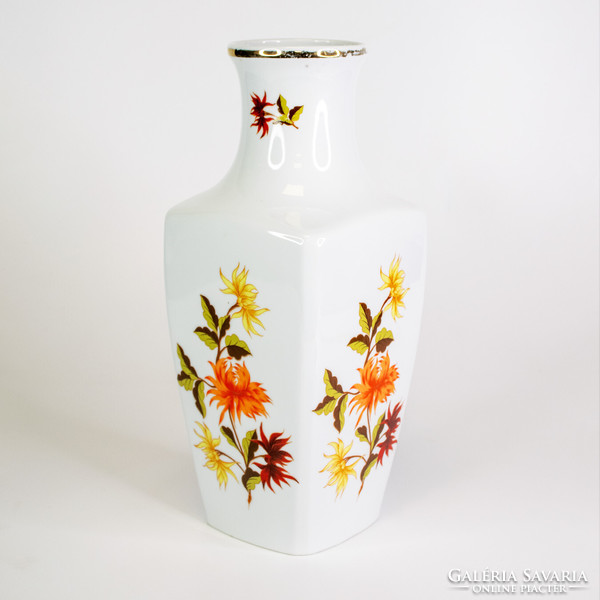 Raven vase with floral pattern