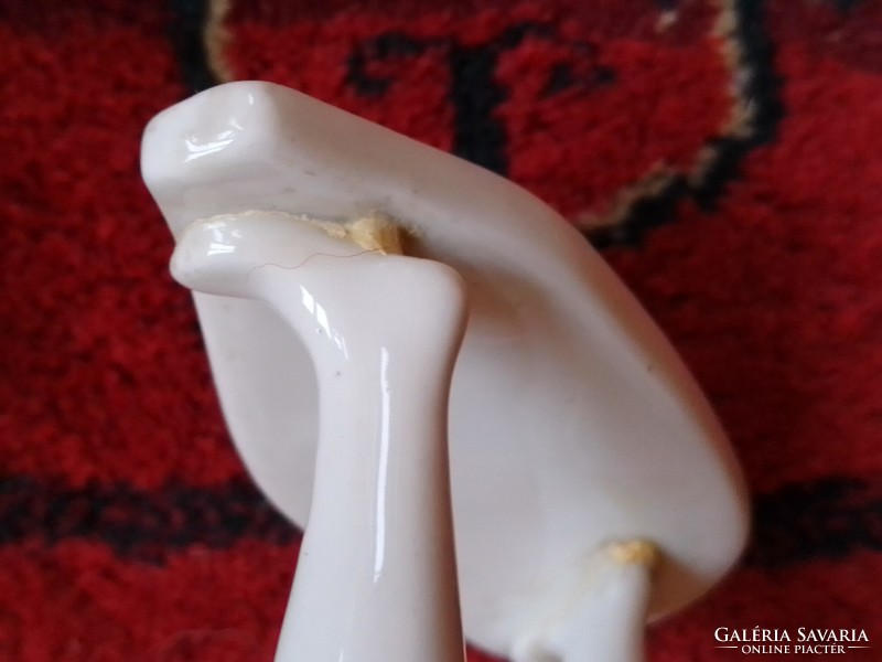Két fehér női akt porcelán figura, Aquincum és Drasche, sérült
