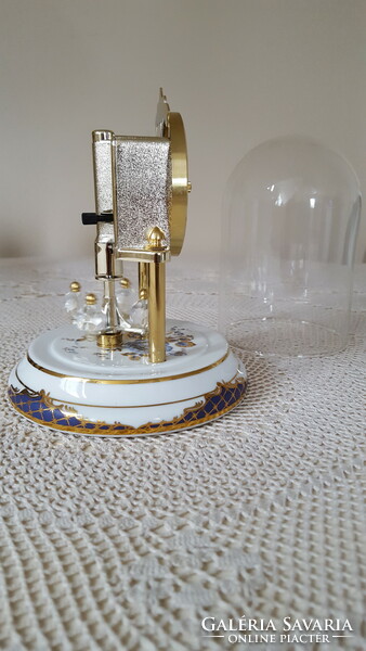 Gyönyörű üvegburás,porcelán/kristály forgóingás asztali óra