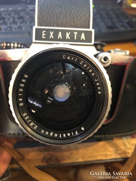 Exakta vx 1000 carl zeiss flektogon camera with 2.8/35 optics.