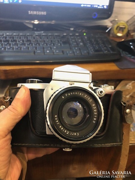 Ihagee camera with Carl Zeiss optics, in good condition.