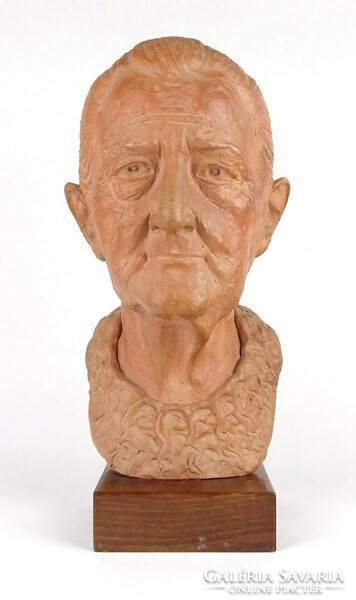1P675 imre kovács from Turan: terracotta head of an elderly woman on a wooden pedestal 35.5 Cm 1972
