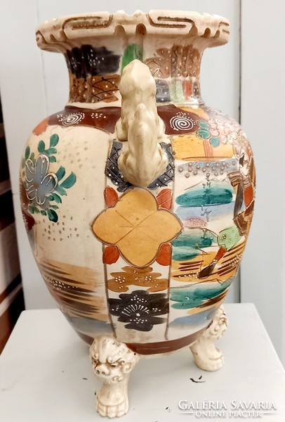 A sumptuous, elegant, oriental ceramic vase!