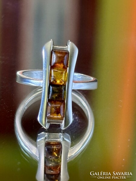 Egyedi ezüst gyűrű, borostyán berakással