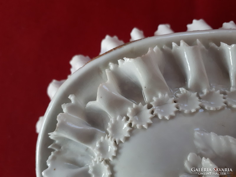 Wonderful breathtaking porcelain bonbonier, damaged!