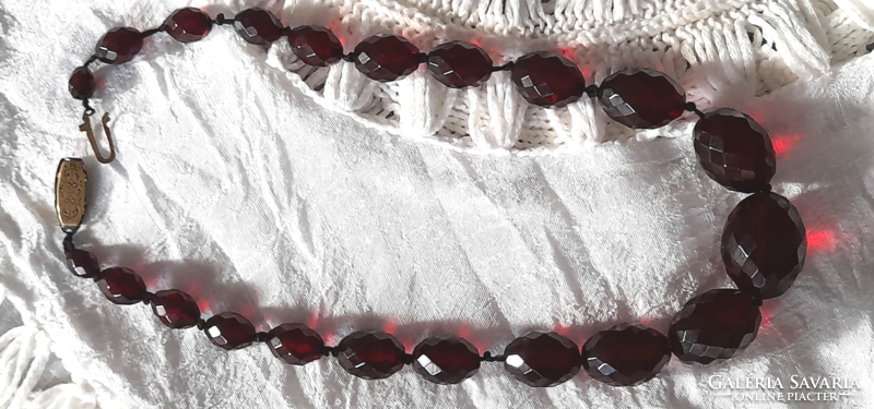 Art deco polished cherry vinyl pearl necklace
